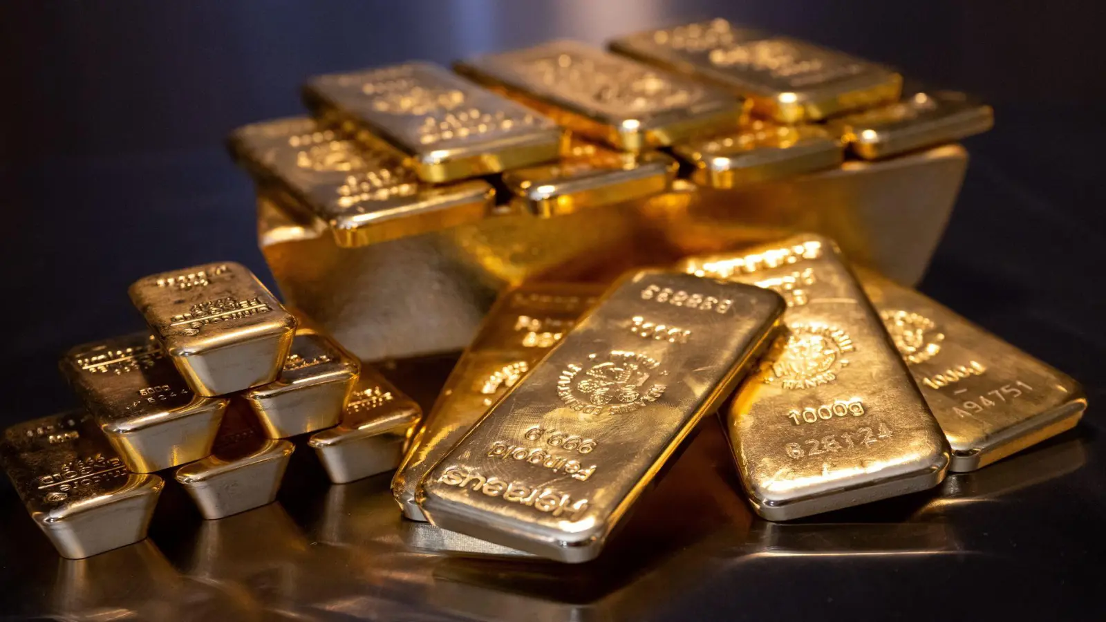 Im Zuge zweier Betrugsmaschen übergab ein Rentner unter anderem Goldbarren an vermeintliche Polizisten. (Symbolbild) (Foto: Sven Hoppe/dpa)