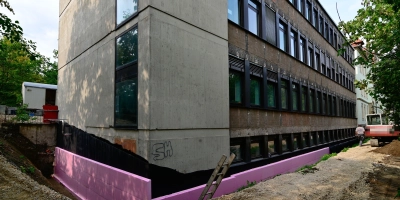Die Marktmacht der Kommunen: Bei der Vergabe von Bauaufträgen – hier die Sanierung der Luitpoldschule – könnten Städte und Gemeinden für mehr Tariftreue sorgen, fordern die Gewerkschaften. (Archivfoto: Jim Albright)
