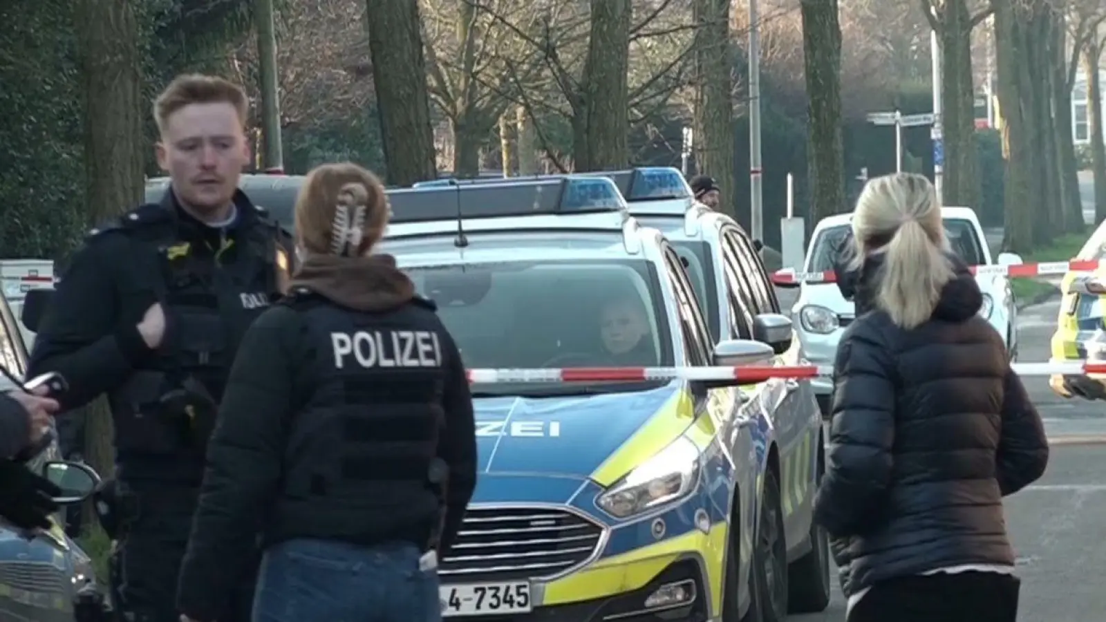 Einsatzkräfte der Polizei stehen in der Nähe des Tatorts in Ochtrup. (Foto: David Poggemann/dpa)