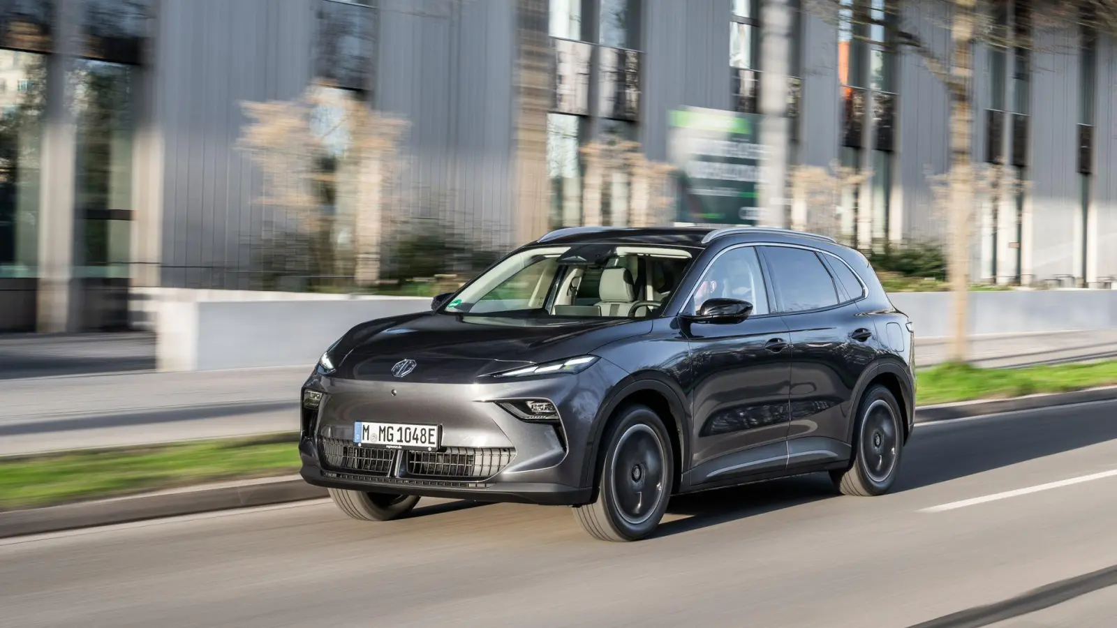 Auffällig unauffällig für einen aktuellen Stromer aus China: So fährt der MG S5 bei den Kunden vor. (Foto: Marcus Werner/MG Motor Deutschland/dpa-tmn)