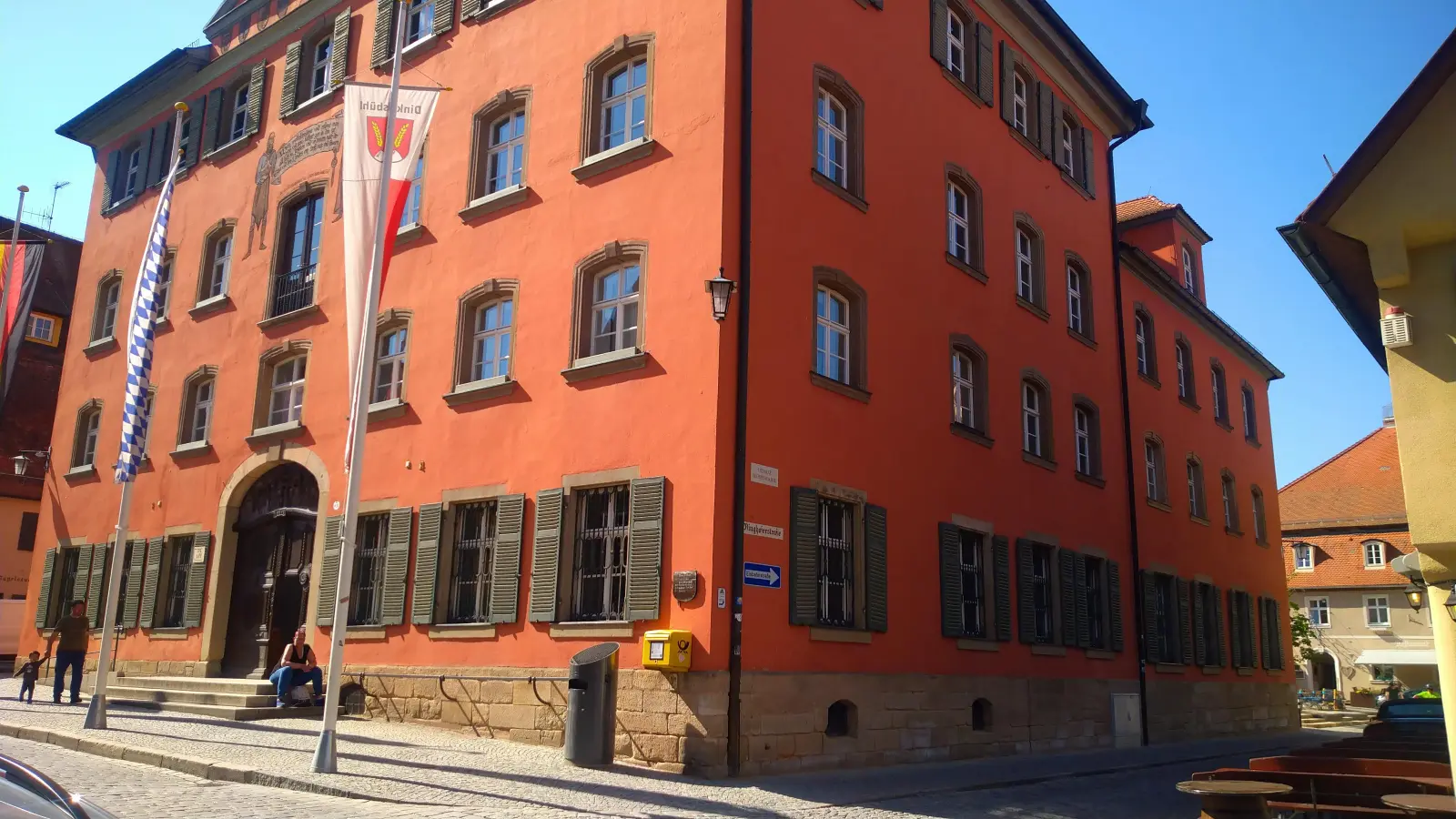 Im Raum im Erdgeschoss, an dessen Außenfassade der Briefkasten montiert ist, geschah 1945 das Unglück. Heute befindet sich dort das Trauzimmer. (Foto: Markus Weinzierl)