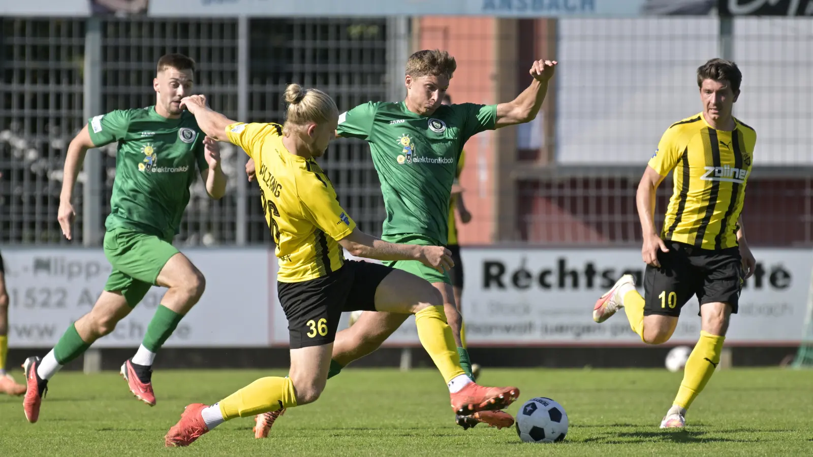 Ein rarer Moment: Maximilian Hirschmann (Mitte, grünes Trikot) ist für die SpVgg Ansbach in einem Punktspiel am Ball (hier gegen die DJK Vilzing). (Foto: Martin Rügner)