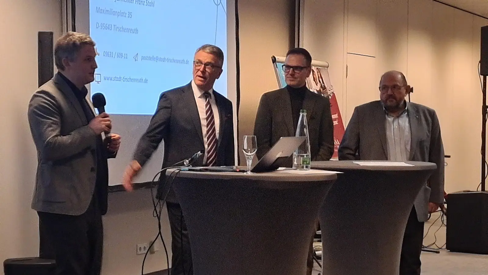 Moderator Philipp Flierl stellte bei der Informationsveranstaltung Fragen an Franz Stahl, Dr. Christian von Dobschütz und Gerhard Zäh (von links). (Foto: Anna Franck)