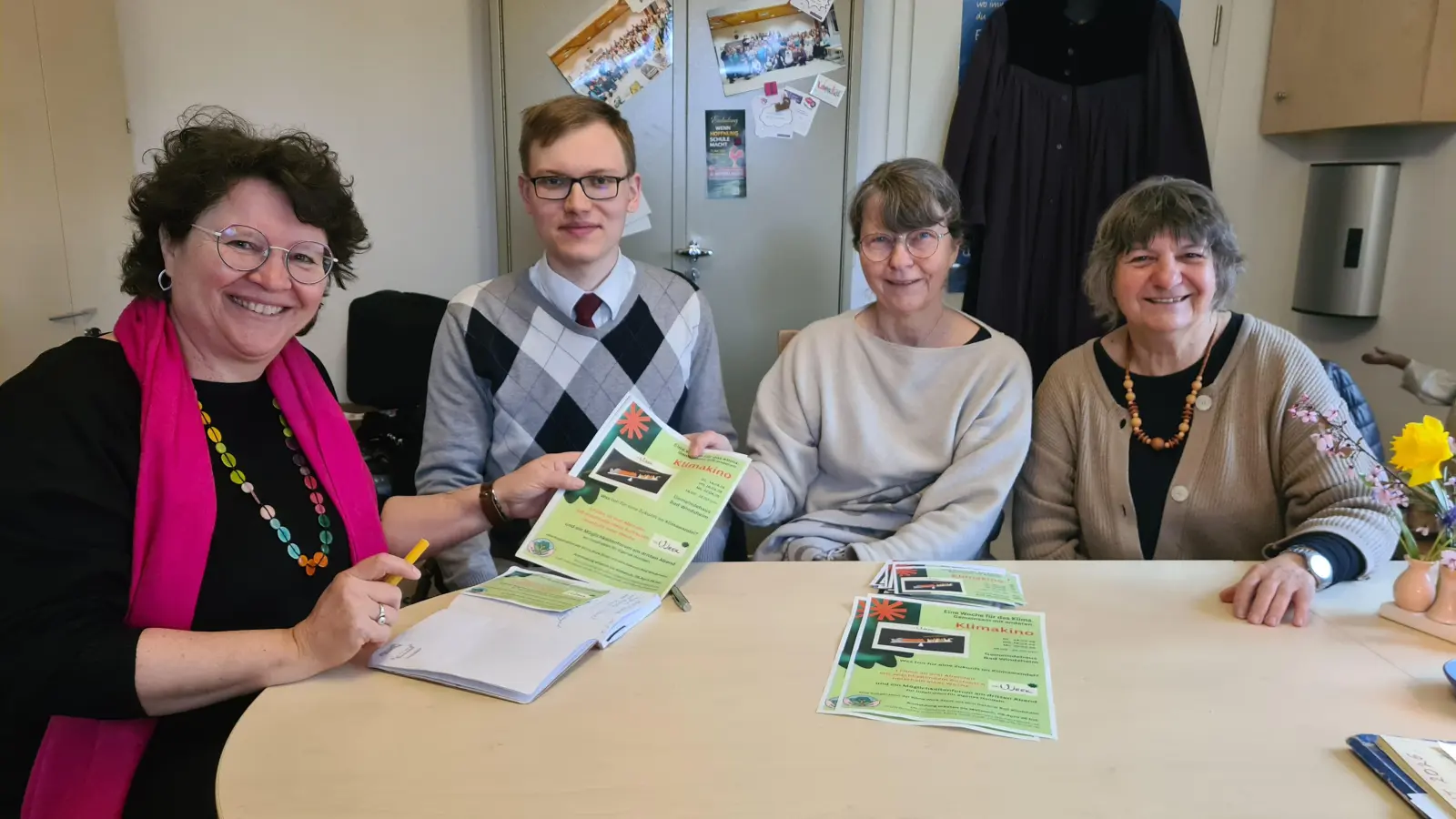 Gestalten die Klimaaktion gemeinsam (von links): Christine Stradtner, Vikar Daniel Weitz, Steffi Reinders-Schmidt und Gertraud Schneider. (Foto: Anna Franck)
