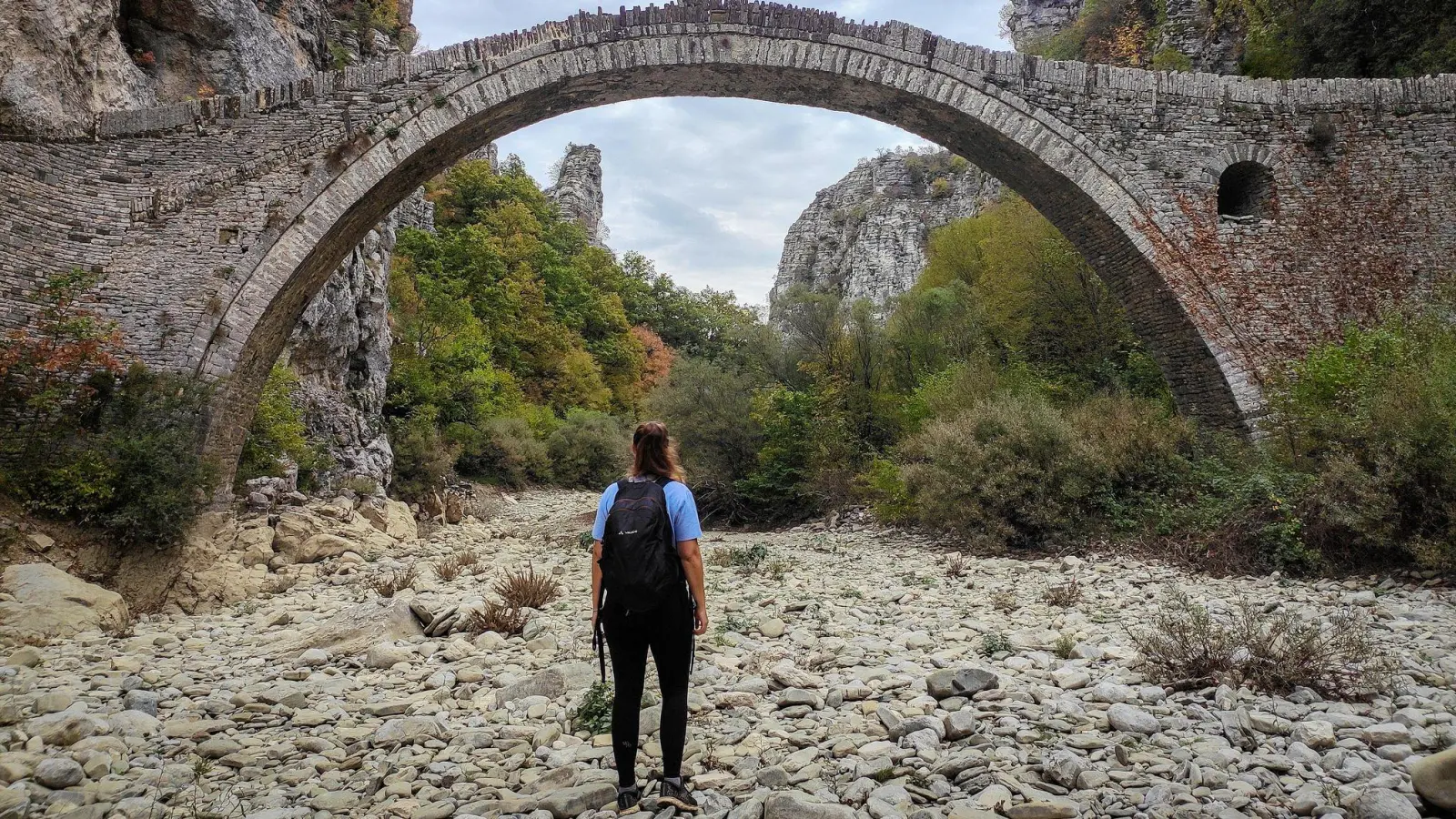 Beeindruckendes Bauwerk inmitten der Schucht: die Kokkorou-Brücke. (Foto: Linda Heyer/dpa-tmn)