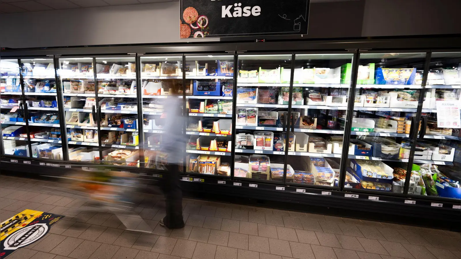 In den vergangenen Tagen meldete die Polizei in Ansbach zahlreiche Diebstahlsdelikte in Supermärkten. (Symbolbild: Philip Dulian/dpa)