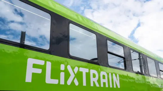 Mit Flixtrain kommen Fahrgäste ab dem 19. Mai direkt von Hamburg nach Stuttgart. (Foto: Marius Becker/dpa)