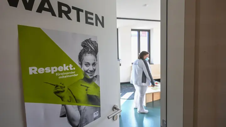 „Respekt füreinander miteinander“: Plakat an der Tür eines Wartezimmers in einer Arztpraxis. (Foto: Bernd Weißbrod/dpa)