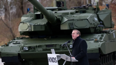 Verteidigungsminister Bois Pistorius bei der Präsentation des neuen Leopard 2 A8. (Foto: Sven Hoppe/dpa)