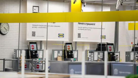 Eine Ikea-Filiale in St. Petersburg - geschlossen. Ikea baut seine verbliebenen Kapazitäten in Russland und Belarus ab. (Foto: Igor Russak/dpa)