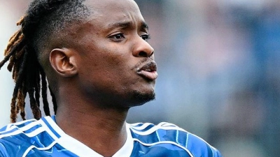 Schalkes Moussa Ndiaye (l) reagiert fassungslos auf seinen Platzverweis.  (Foto: Uwe Anspach/dpa)