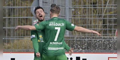 Der eine trifft wieder nach langer Pause, der andere das erste Mal in dieser Saison: Patrick Kroiß und Daniel Schelhorn im Spiel gegen Hankofen. (Foto: Martin Rügner)
