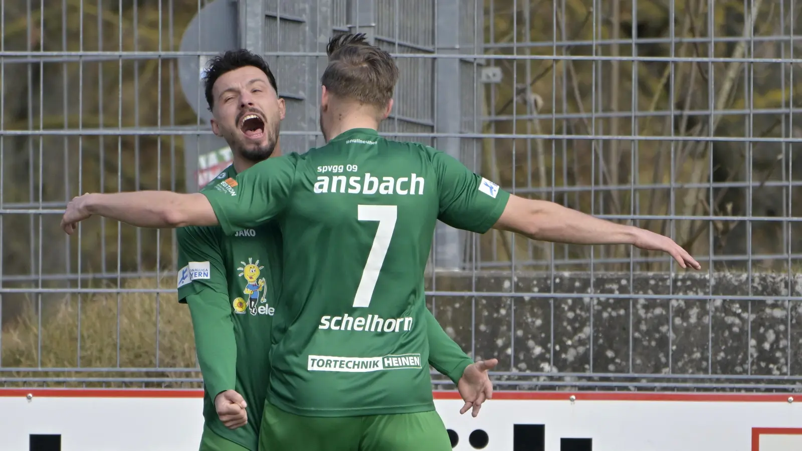 Der eine trifft wieder nach langer Pause, der andere das erste Mal in dieser Saison: Patrick Kroiß und Daniel Schelhorn im Spiel gegen Hankofen. (Foto: Martin Rügner)