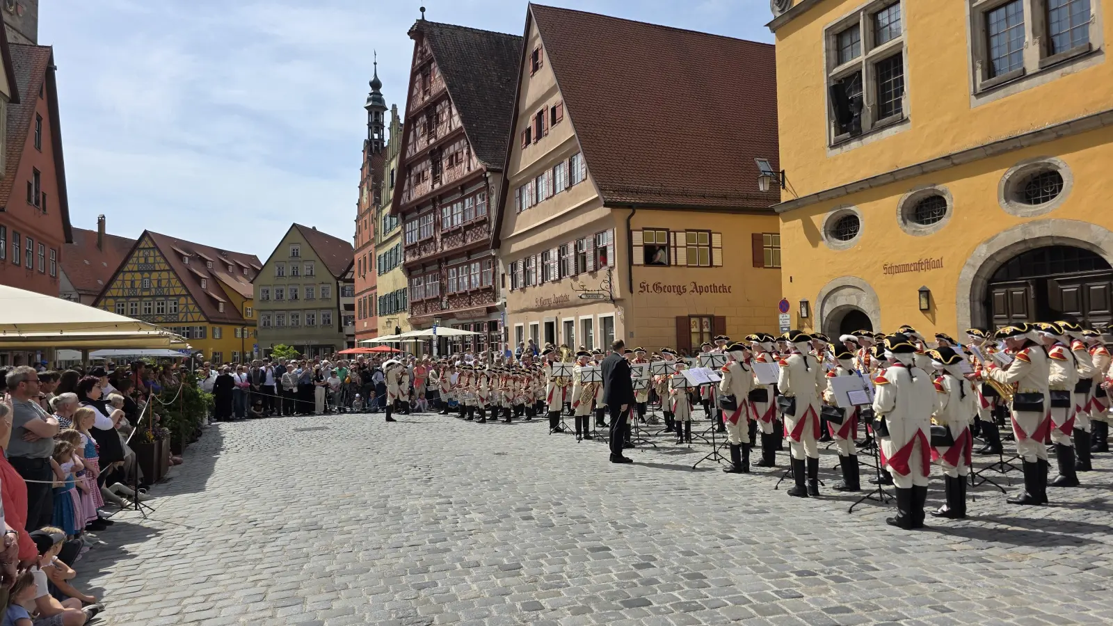 Zu Ehren der Mütter gab die Knabenkapelle auf dem Weinmarkt ein Konzert. (Foto: Markus Weinzierl)