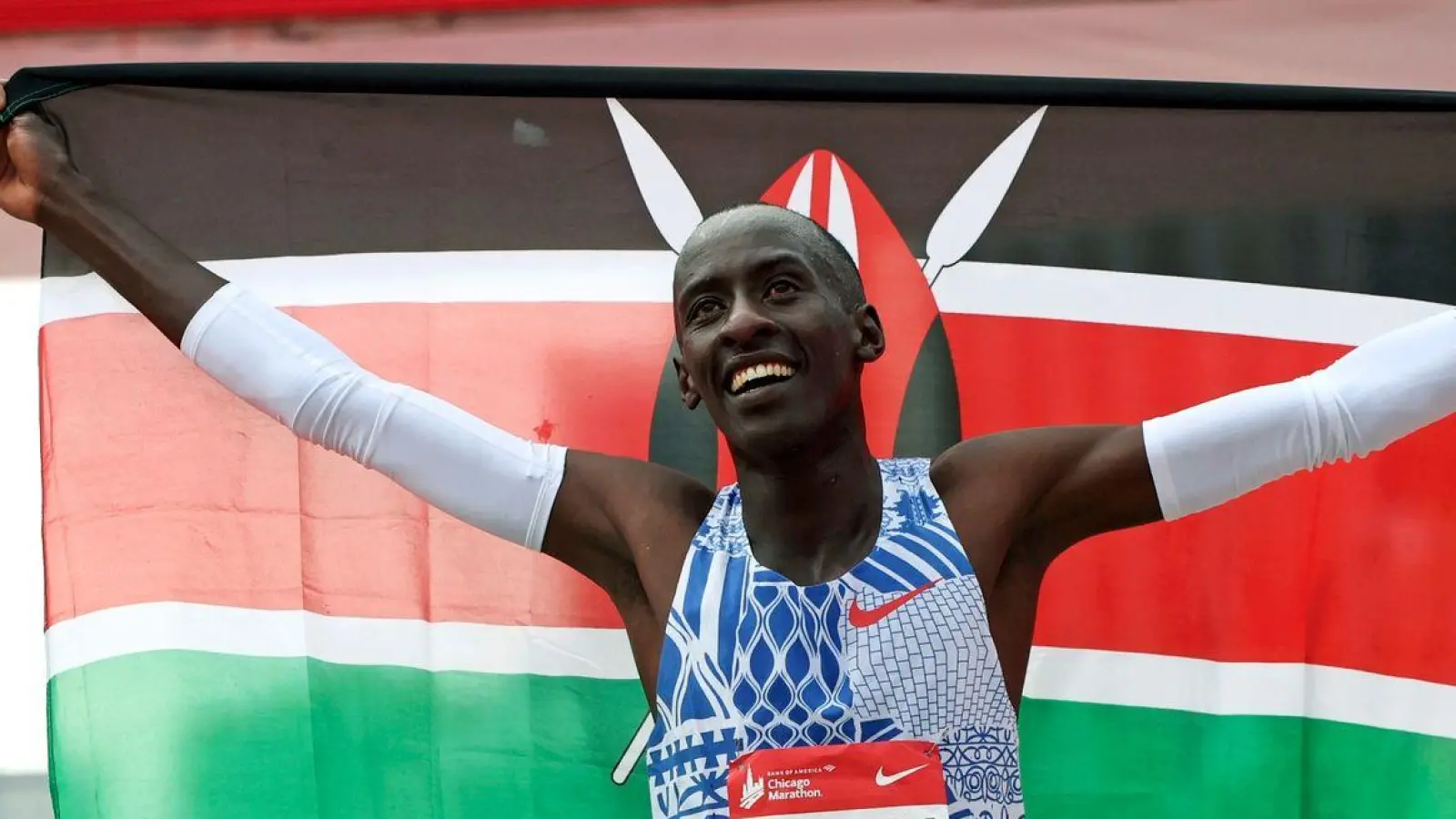 Kelvin Kiptum aus Kenia feierte seinen Weltrekordsieg beim Chicago-Marathon. (Foto: Eileen T. Meslar/Chicago Tribune via AP/dpa)