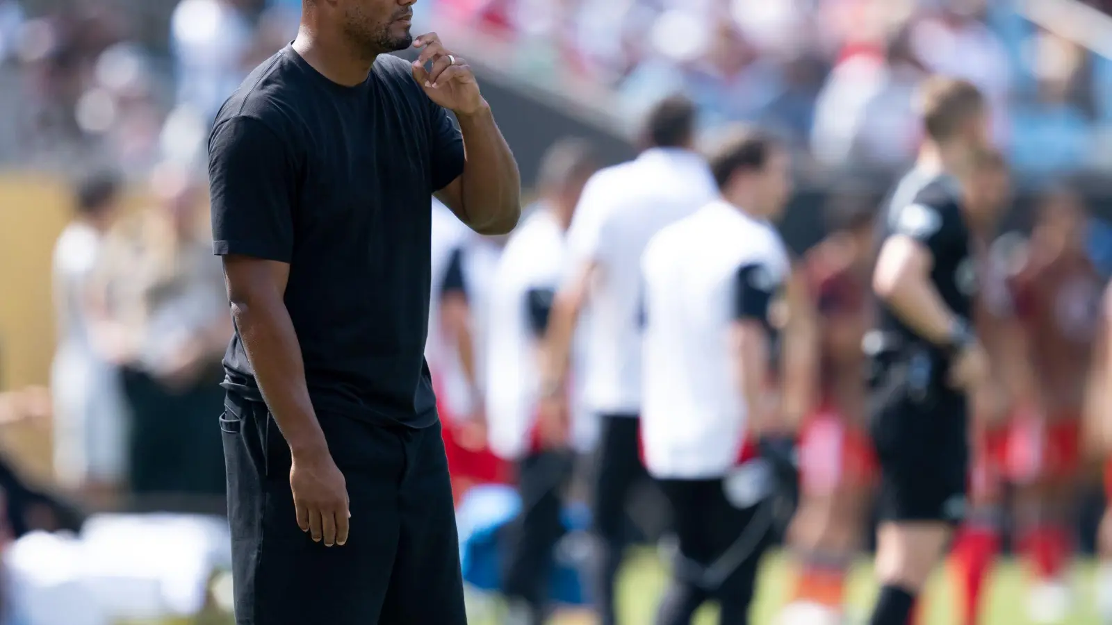 Vincent Kompany in kurzer Hose am Spielfeldrand. Auch dem Trainer verlangte die Hitze alles ab. (Foto: Sven Hoppe/dpa)
