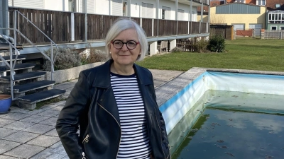 Maria Seitz im Garten ihrer Pension, das Herzstück der familiengeführten Anlage. (Foto: Nina Carl)