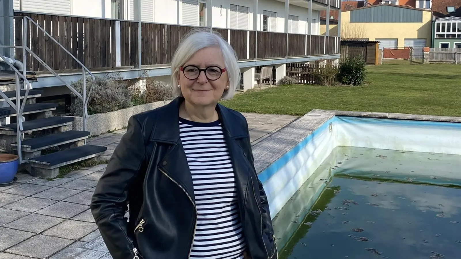 Maria Seitz im Garten ihrer Pension, das Herzstück der familiengeführten Anlage. (Foto: Nina Carl)