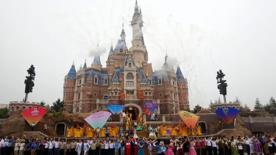 Wegen der strikten Corona-Maßnahmen in China muss das Disneyland in Shanghai wieder schließen. (Foto: Stringer/EPA/dpa-tmn)