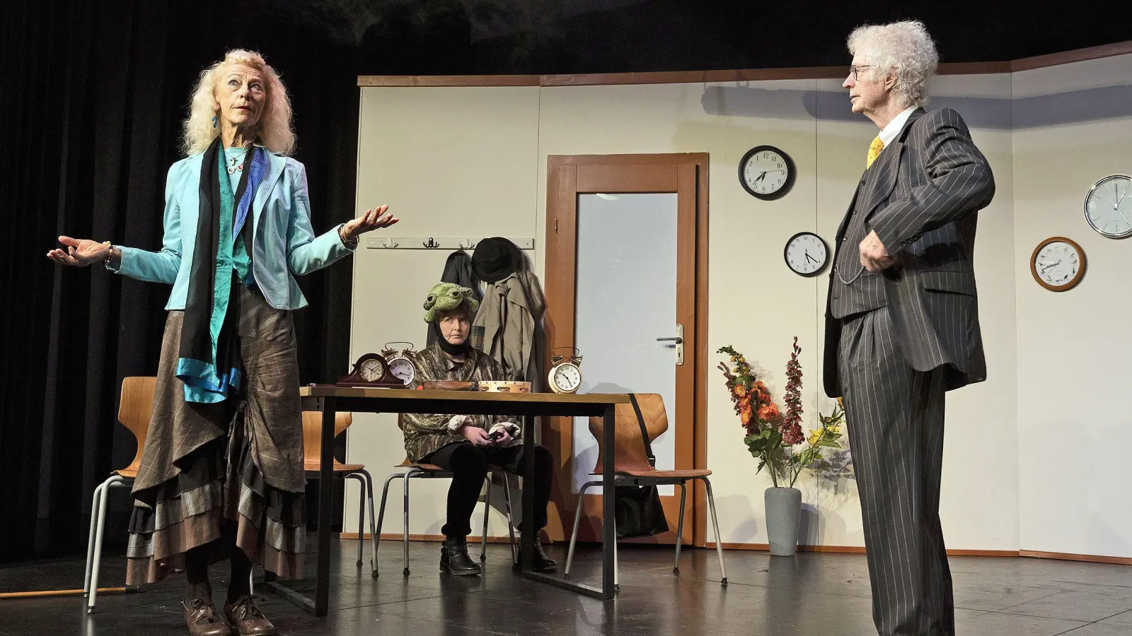 Momo (Karin Treu, links) bittet den Herrn der Zeit (Henning Boes) und seine Schildkröte Kassiopeia (Carola Gaar, Mitte) um Hilfe. Die Zeiträuber sind ihr auf der Spur. (Foto: Landestheater Dinkelsbühl/Hans von Draminski)