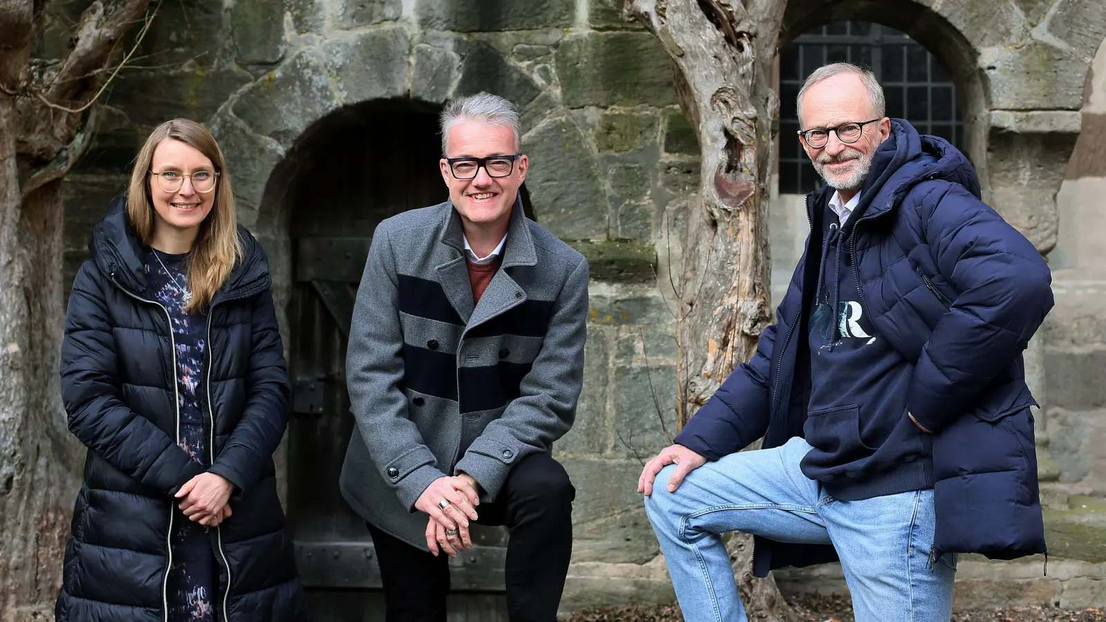 Stellten die Besetzung für die Jubiläumssaison der Kreuzgangspiele Feuchtwangen vor: Kulturbüroleiterin Dr. Maria Wüstenhagen, Bürgermeister Patrick Ruh und Intendant Johannes Kaetzler (rechts). (Foto: Thomas Wirth)