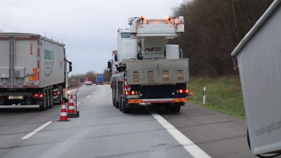 Der Anhänger (rechts im Bild) fing Feuer. Der Fahrer konnte ihn jedoch abkoppeln und die Feuerwehren konnten den Brand schnell löschen. Es kam allerdings zu einem langen Stau. (Foto: NEWS5 / Markus Zahn)