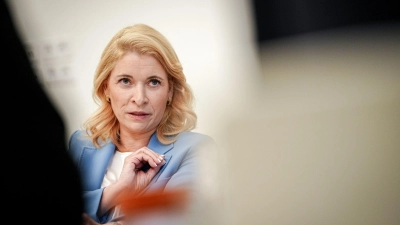 Bahnchefin Evelyn Palla warnt vor den Folgen, die ein härterer Wettbewerb im Fernverkehr auf der Schiene haben könnte. (Archivbild) (Foto: Kay Nietfeld/dpa)