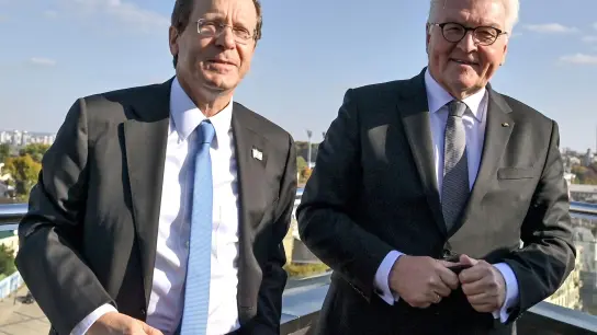 Bundespräsident Frank-Walter Steinmeier (r) und Izchak Herzog, Präsident von Israel. (Foto: Britta Pedersen/dpa-Zentralbild/dpa/Archivbild)