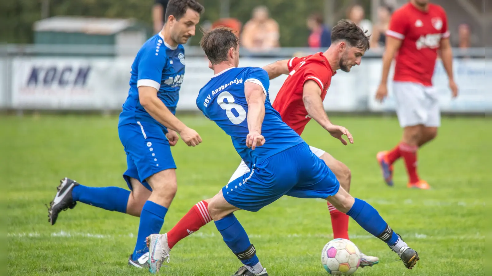 Beim 3:0-Sieg gegen den ESV Ansbach-Eyb (von links Daniel Westermeir und Tim Imschloß) erzielte Albert Glas (rechts) die letzten beiden Tore für den SV Arberg. (Foto: Markus Zahn)