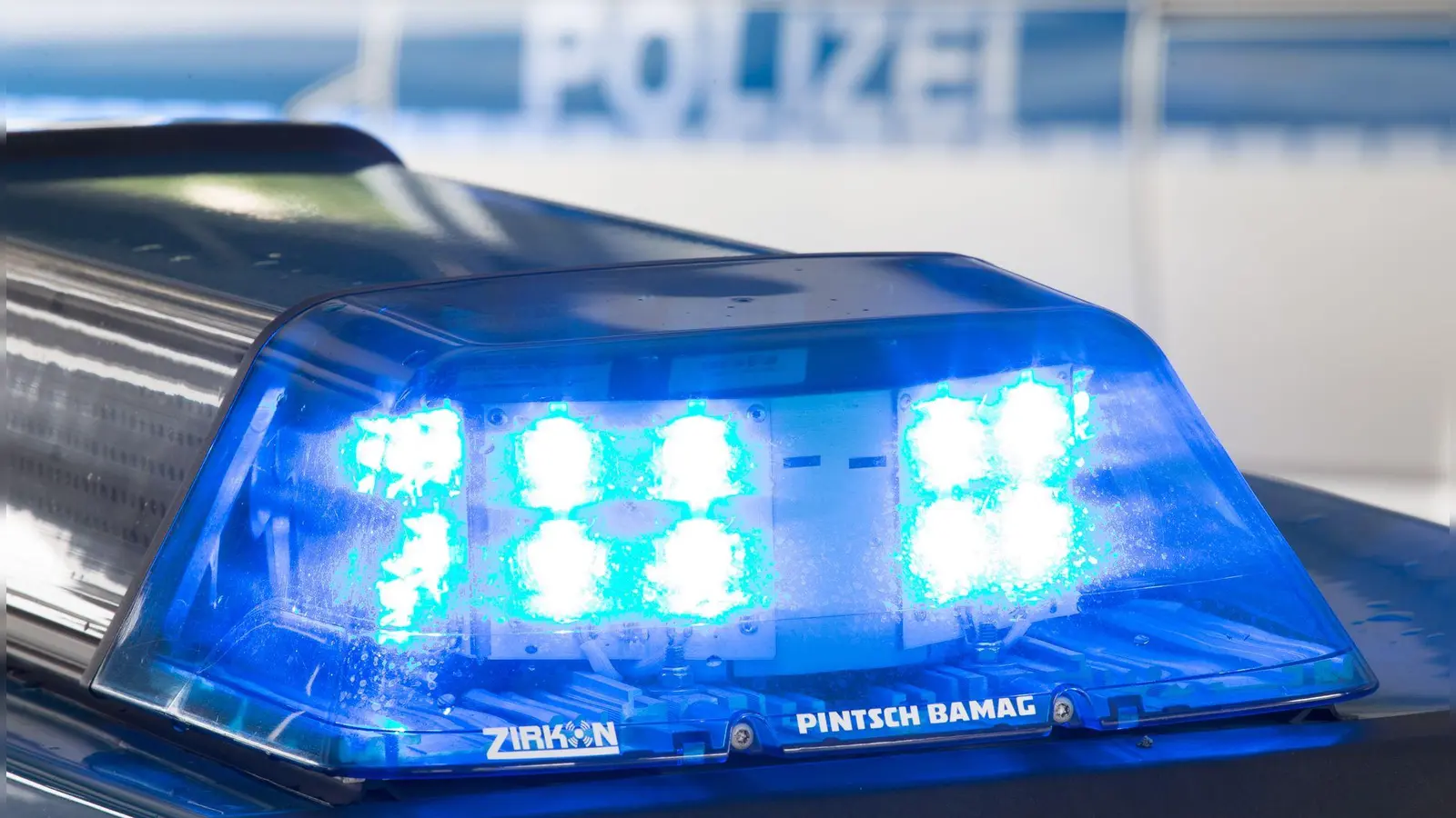 In Lindau stoppte die Polizei einen Jugendlichen mit einem mutmaßlich getunten Fahrzeug. (Symbolbild) (Foto: Friso Gentsch/dpa)