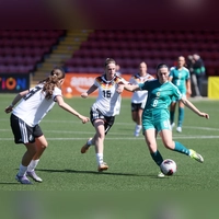 Dana Keßler (Mitte) im Gruppenspiel gegen Nordirland mit Torschützin Charlotte Havern (rechts).  (Foto: UEFA/Jonathan Porter)