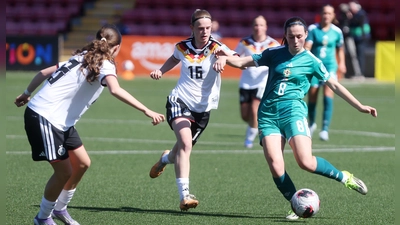 Dana Keßler (Mitte) im Gruppenspiel gegen Nordirland mit Torschützin Charlotte Havern (rechts).  (Foto: UEFA/Jonathan Porter)