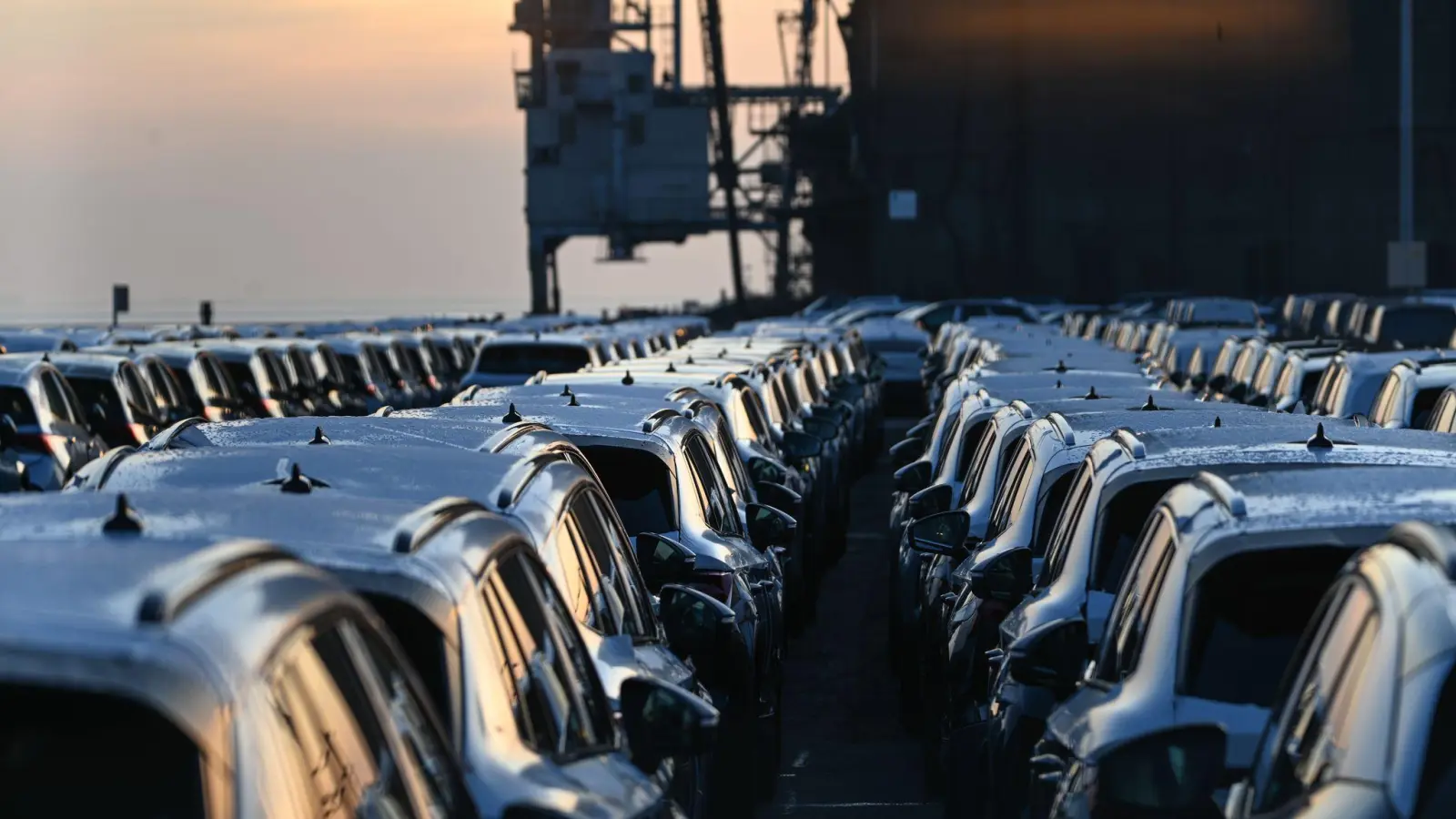 Die deutschen Autohersteller haben zuletzt deutlich an Absatz in China verloren. Als Grund gilt neben den hochsubventionierten neuen lokalen E-Auto-Marken auch eine neue Luxussteuer auf teure Autos, die vor allem deutsche Marken trifft. (Archivbild) (Foto: Lars Penning/dpa)