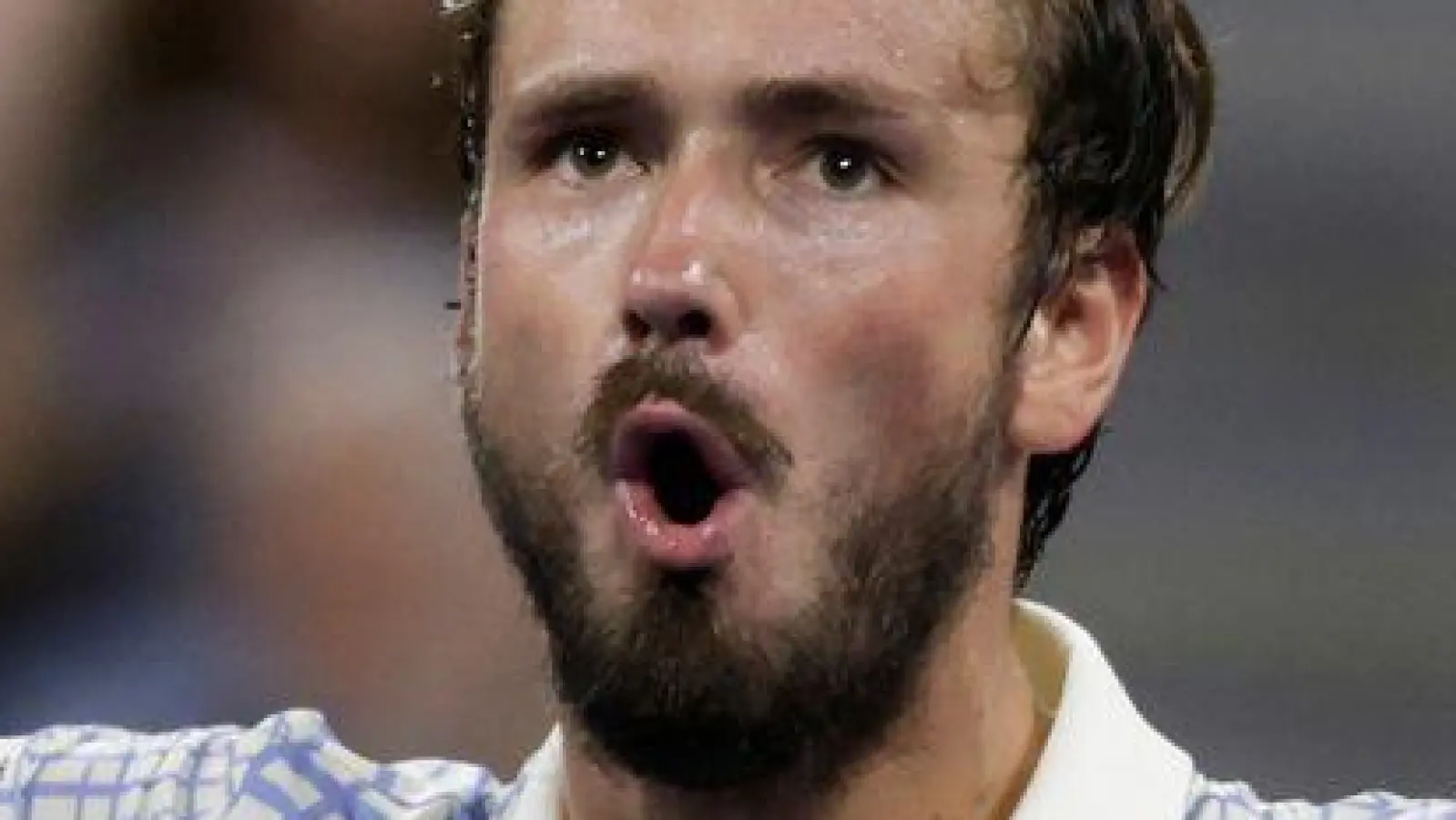 Daniil Medwedew erhielt eine Geldstrafe für seine Ausraster. (Foto: Adam Hunger/AP/dpa)