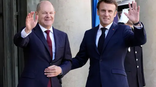 Emmanuel Macron und Olaf Scholz betonen die Gemeinsamkeiten und die enge Zusammenarbeit. (Foto: Christophe Ena/AP/dpa)