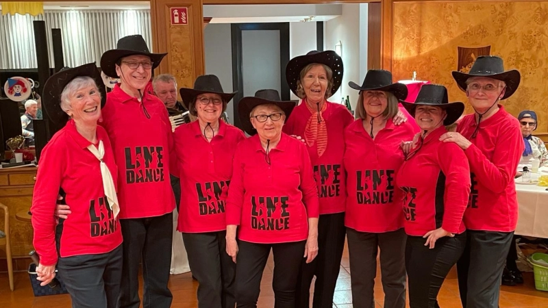 Die Line Dance Gruppe der Bad Windsheimer Seniorenresidenz in ihren Show-Outfits. (Foto: Stefan Redlingshöfer)