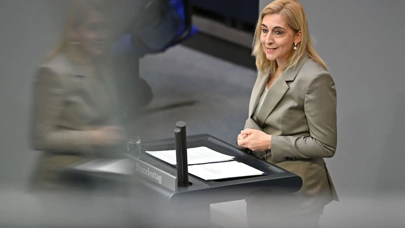 Ministerin Nina Warken (CDU) warb für das Spargesetz.  (Foto: Elisa Schu/dpa)