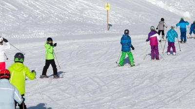 Bekanntes Bild aus den Skigebieten: Skischüler fahren in Reih und Glied die Piste ab. (Foto: Florian Schuh/dpa-tmn)