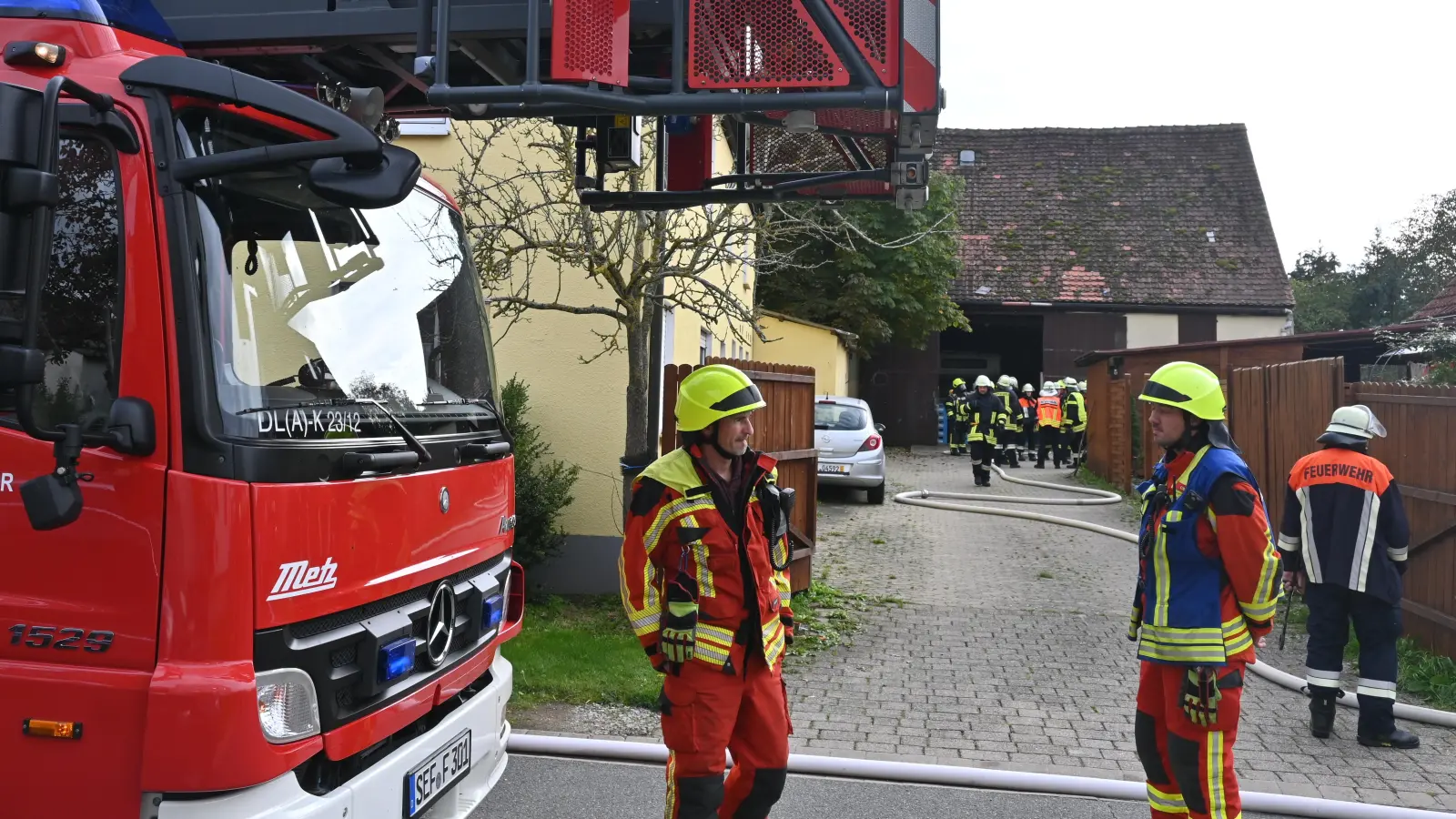 Die Feuerwehr verhinderte durch rasches Eingreifen bei einem Scheunenbrand in Neundorf Schlimmeres. (Foto: Judith Marschall)