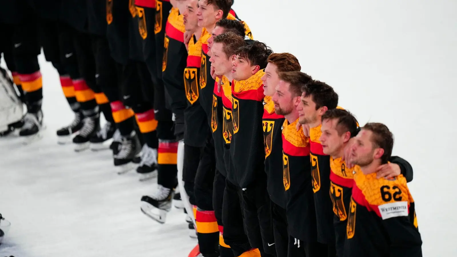 Das deutsche Eishockey-Team ist mindestens schon Vize-Weltmeister. (Foto: Pavel Golovkin/AP)