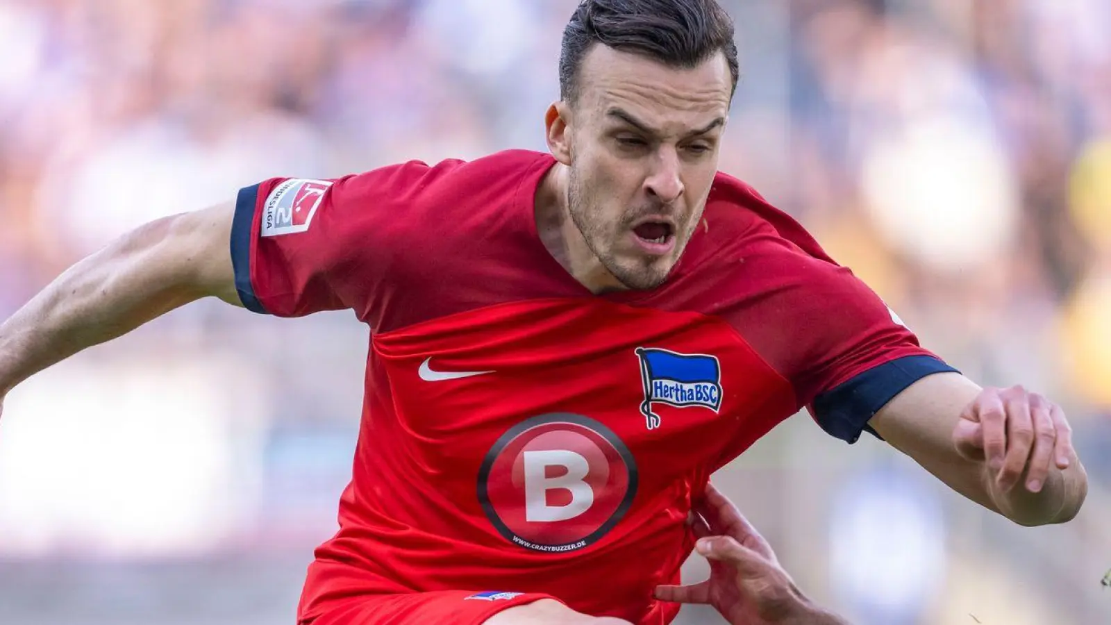 Haris Tabakovic (l) erzielte den Siegtreffer für Hertha BSC. (Foto: David Inderlied/dpa)