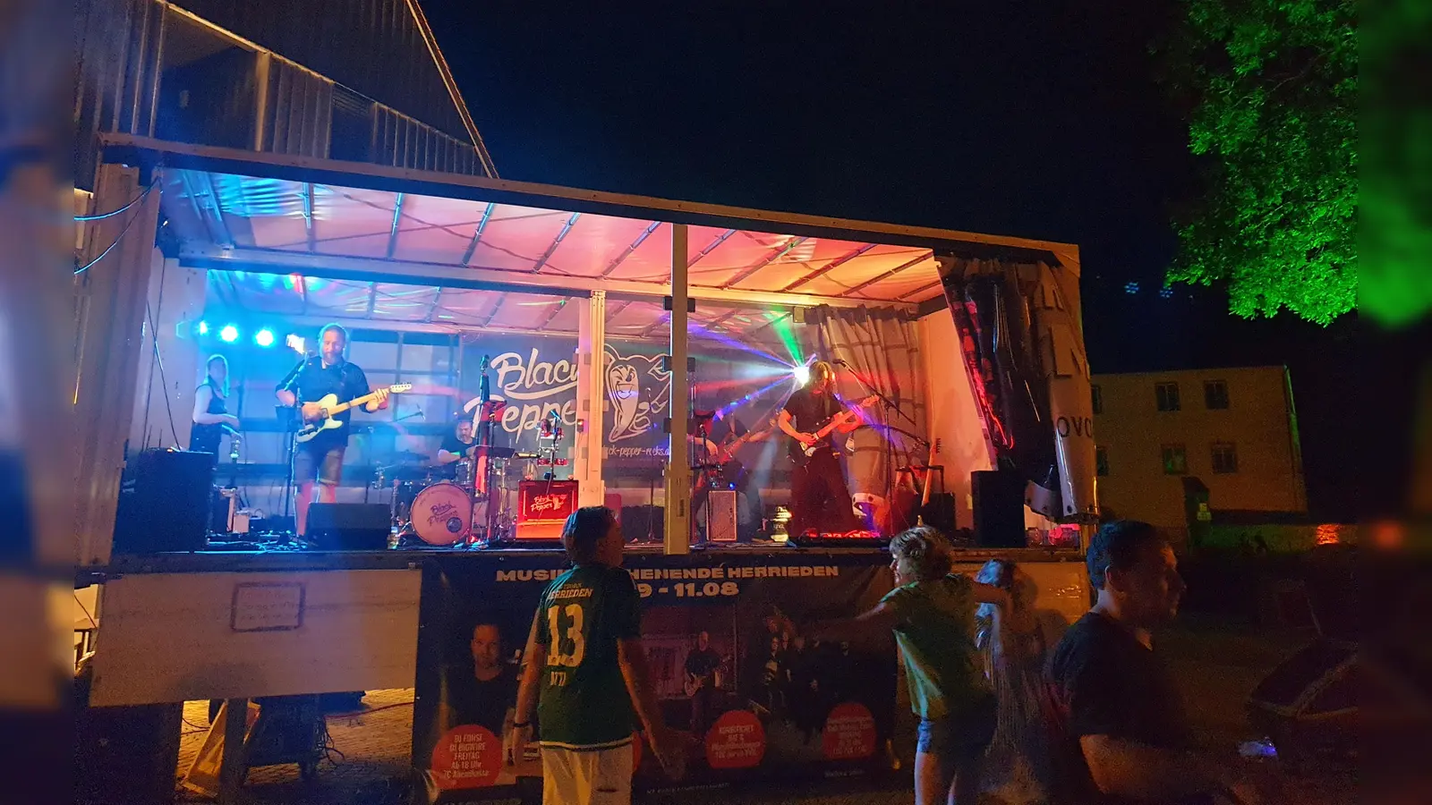 Auf den Bühnen in der Altstadt wird wieder beste Unterhaltung geboten. (Foto: Christina Özbek)