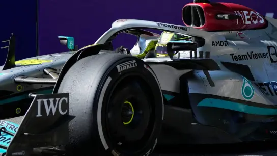 Mercedes-Pilot Lewis Hamilton hadert mit den technischen Problemen seines Boliden. (Foto: Sergei Grits/AP/dpa)