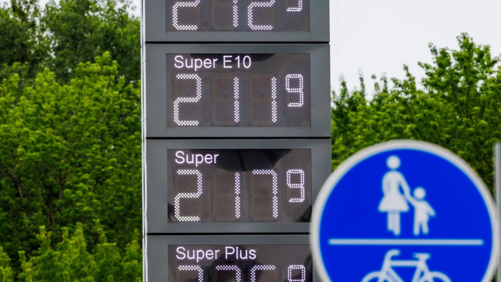 Am Mittag lagen beide Kraftstoffe deutlich über 2 Euro. Der Tagesdurchschnittswert fiel wie üblich deutlich tiefer aus.  (Foto: Jens Büttner/dpa)