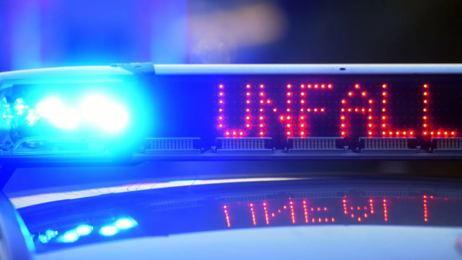 Die 36-Jährige verwandelte bei einem Auffahrunfall ihren Wagen in einen Totalschaden. (Symbolbild: Stefan Puchner/dpa)