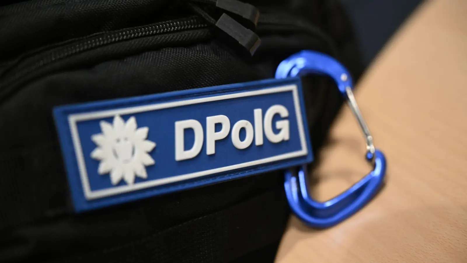 Der bayerische Landesverband der Deutschen Polizeigewerkschaft hat sich für flächendeckenden Einsatz von Tasern bei Polizeistreifen ausgesprochen (Archivbild).  (Foto: Marijan Murat/dpa)