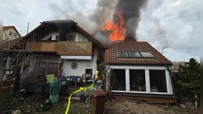 Der Dachstuhl einer Hälfte eines Doppelhauses steht in Flammen. Die Feuerwehrleute konnten ein Übergreifen auf die zweite Hälfte verhindern. (Bild: Rainer Weiskirchen)