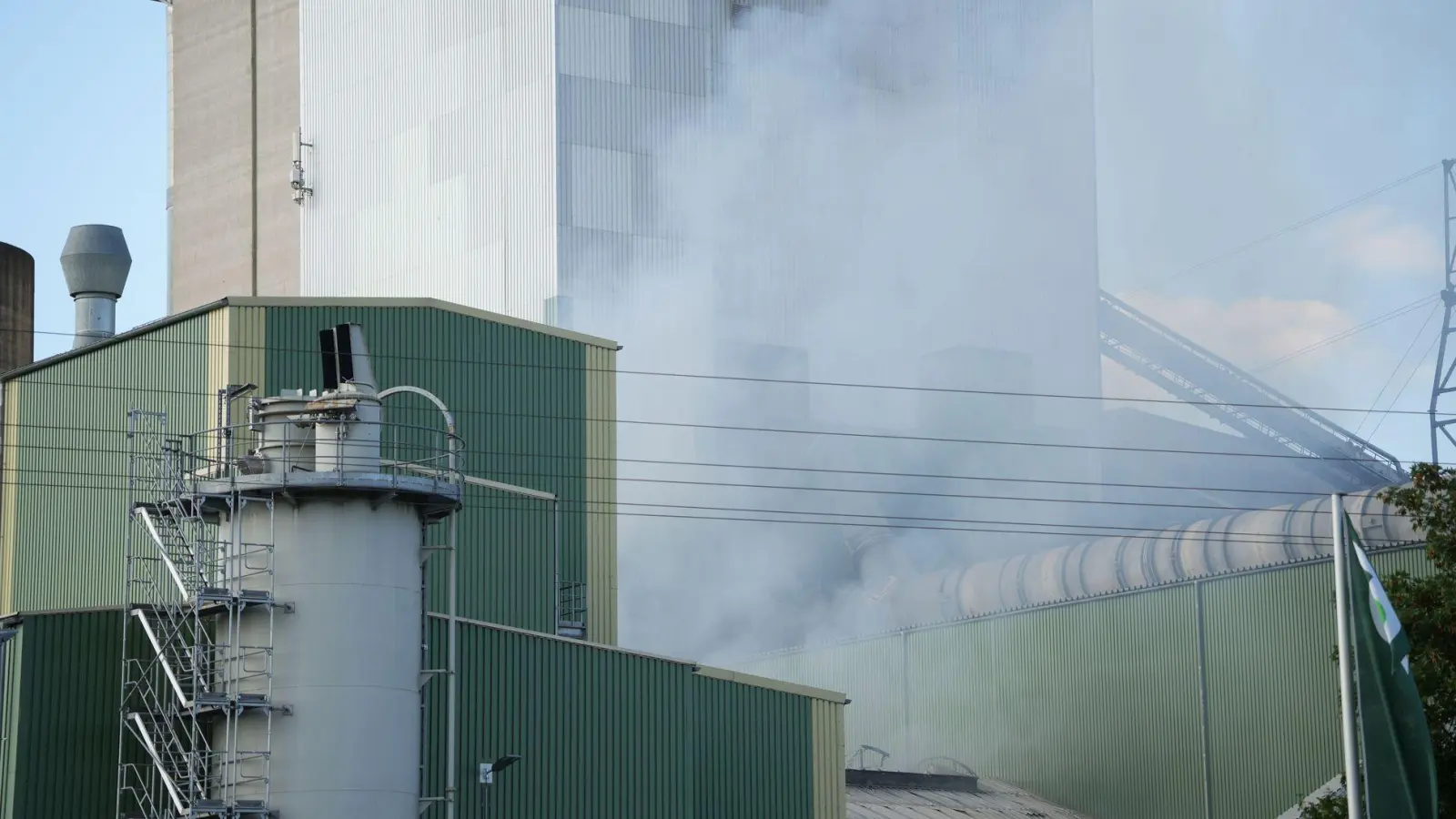 Gelagerte Kunststoffe und Papier brannten in der Halle. (Foto: NEWS5 / Lars Haubner/NEWS5/dpa)