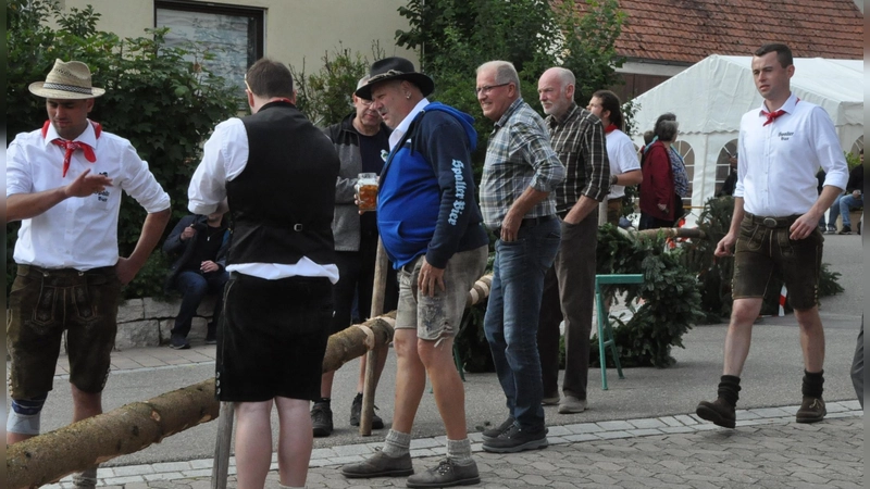 Am Samstag um 16 Uhr stellen die Ortsmadli und- buam gemeinsam den geschmückten Kirchweihbaum in der Ortsmitte auf. (Foto: Karl Lechner)