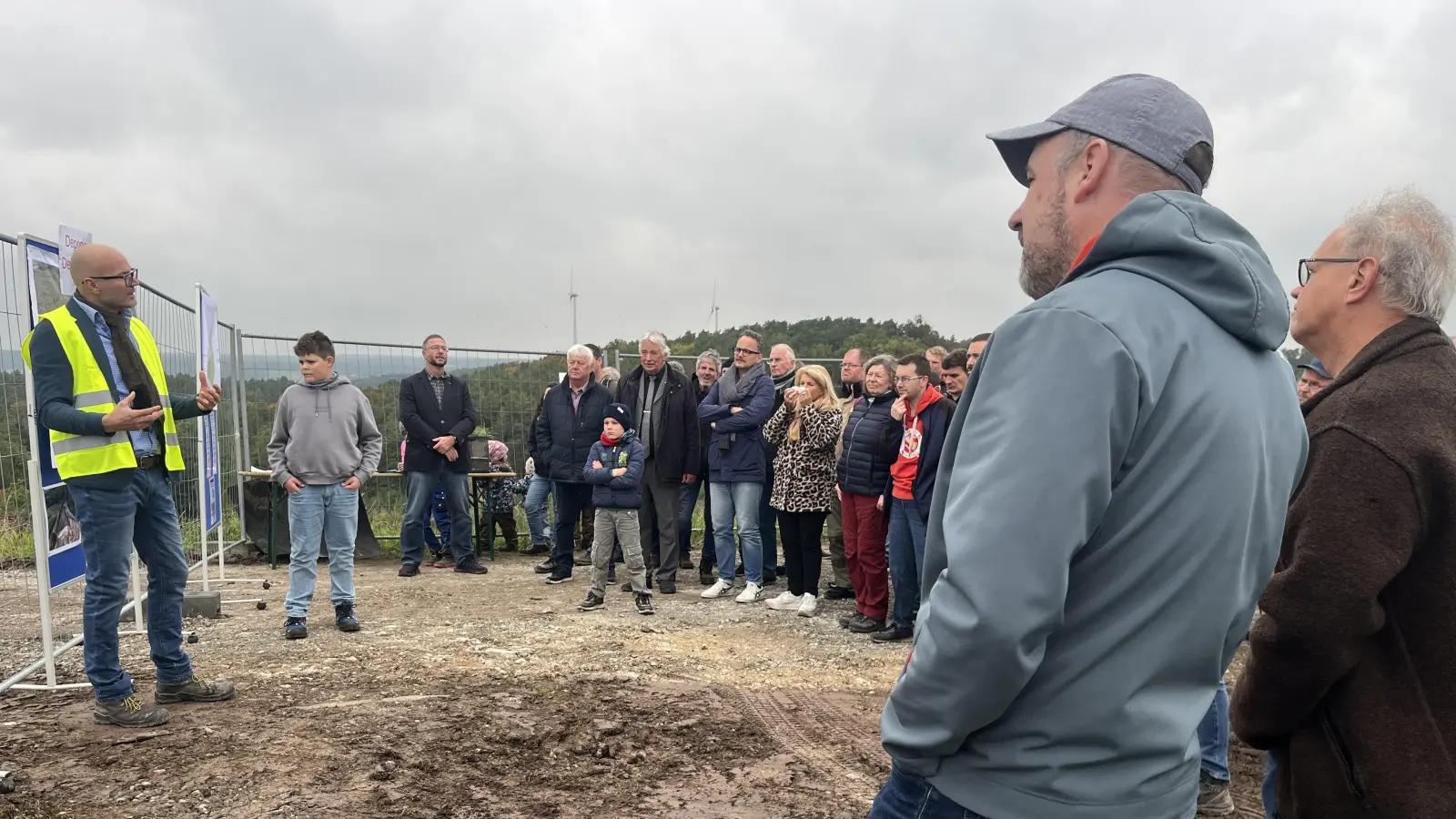 Projektleiter Thomas Grewe (links) informierte die interessierten Zuhörenden über die aktuellen Baumaßnahmen auf den Deponien in Dettendorf und Uffenheim. Letztere Anlage soll die in Dettendorf in Zukunft deutlich entlasten.  (Foto: Volker Raab)